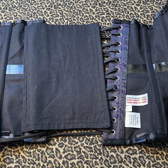 Black and Purple Lace Corset Size 26 - Picture 14 of 14